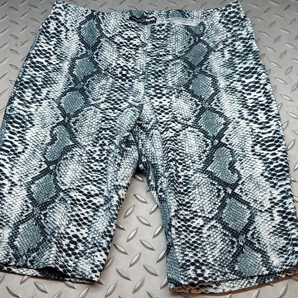 Snake pattern bike shorts xs Mobwife Athleisure Activewear Casual